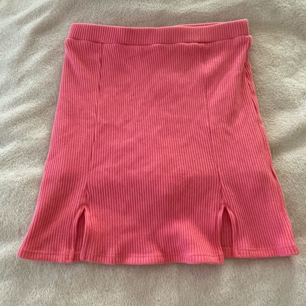 pink pencil skirt, with two slits, fashion nova, never worn with tags